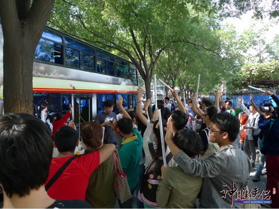 图片: 图1：众多情侣积极参加热吻大赛.jpg