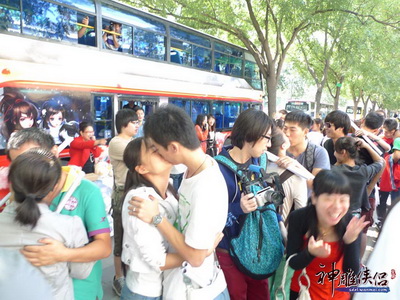 图片: 图4：热吻大赛火热进行中.jpg