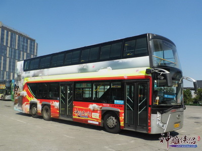 图片: 图7：“神雕侠侣号”进站，大家顺序上车.jpg